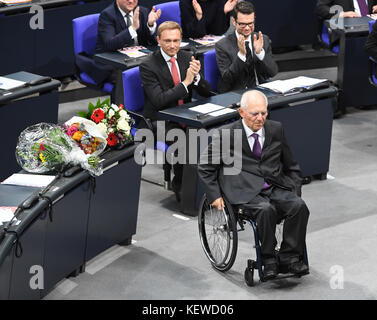 Berlin, Deutschland. Oktober 2017. Der neu gewählte Bundestagspräsident Wolfgang Schäuble (CDU) nimmt seinen Sitz während der konstituierenden Sitzung des 19. Deutschen bundestags am 24. Oktober 2017 in Berlin ein. Quelle: Bernd von Jutrczenka/dpa/Alamy Live News Stockfoto