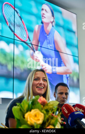 Die tschechische Tennisspielerin Petra Kvitova (links) spricht während der Pressekonferenz nach der Saison am 24. Oktober 2017 in Prag. Quelle: CTK/Alamy Live News Stockfoto