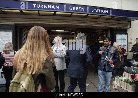 London, Großbritannien. 24 Okt, 2017. Turnham Green evakuiert als Security Incident Piccadilly schließt und District Line. ein verdächtiges Paket an der Stamford Brook Station auf der District und Piccadilly Linie led Evakuierung und der grüne Station Polizei attendiung zu turnham. Credit: Peter Hogan/alamy leben Nachrichten Stockfoto