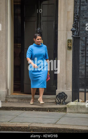 Downing Street, London, Großbritannien. 24. Oktober 2017. Priti Patel, Staatssekretär für internationale Entwicklung, verlässt die Downing Street an einem grauen Herbstmorgen nach einer langen Kabinettssitzung. Im November 2017 trat sie als Staatssekretärin für internationale Entwicklung nach Zeitungsveröffentlichungen zurück. Quelle: Malcolm Park/Alamy Live News. Stockfoto