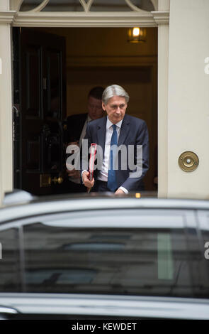 Downing Street, London, Großbritannien. 24. Oktober 2017. Die Minister der Regierung verlassen die Downing Street an einem grauen Herbstmorgen nach einer langen Kabinettssitzung. Foto: Philip Hammond, Schatzkanzler, verlässt die Nummer 11, hinter einem Ministerwagen. Quelle: Malcolm Park/Alamy Live News. Stockfoto