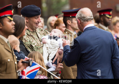 London, London, Großbritannien. Oktober 2017. Der Prinz von Wales besucht das Household Cavalry Mounted Regiment in Hyde Park Barracks Credit: ZUMA Press, Inc./Alamy Live News Stockfoto