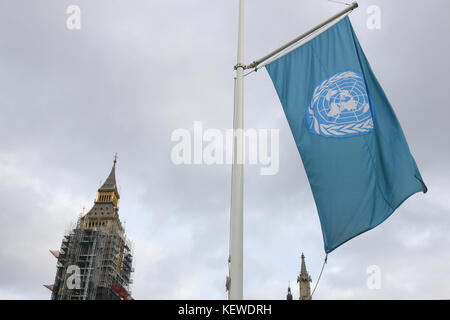 London, Großbritannien. Oktober 2017. Die Flaggen der Vereinten Nationen hängen an den Union Jacks am Parliament Square als Teil einer globalen Kampagne, um Hoffnung und Mitgefühl zu wecken und Gemeinschaften zu feiern, die für die Freiheiten arbeiten, die alle vereinen. Kredit: amer Ghazzal/Alamy Live News Stockfoto