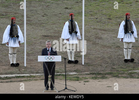 Olympia, Griechenland. Oktober 2017. IOC-Präsident Thomas Bach hält einen Vortrag bei der feierlichen Anzündung der olympischen Fackel in Olympia, Griechenland, 24. Oktober 2017. Die südkoreanische Stadt Pyeongchang ist Austragungsort der Olympischen Winterspiele 2018. Quelle: Angelos Tzortzinis/dpa/Alamy Live News Stockfoto