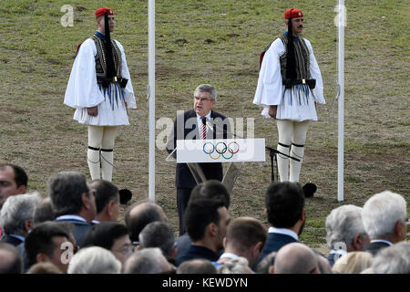 Olympia, Griechenland. Oktober 2017. IOC-Präsident Thomas Bach hält einen Vortrag bei der feierlichen Anzündung der olympischen Fackel in Olympia, Griechenland, 24. Oktober 2017. Die südkoreanische Stadt Pyeongchang ist Austragungsort der Olympischen Winterspiele 2018. Quelle: Angelos Tzortzinis/dpa/Alamy Live News Stockfoto