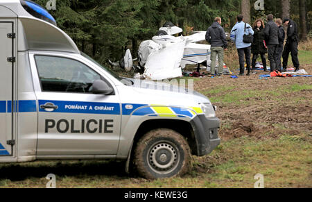 Nizkov, Tschechische Republik. Oktober 2017. Ein kleines Sportflugzeug stürzte am 24. Oktober 2017 in der Nähe des Dorfes Nizkov in der Region Vysocina in der Tschechischen Republik ab. Seine zweiköpfige Besatzung wurde schwer verletzt. Sie sind Ausländer im Alter von 63 und 57 Jahren. Die Unfallursache wird von Polizisten untersucht. Quelle: LIBOR Plihal/CTK Photo/Alamy Live News Stockfoto