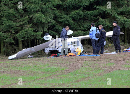 Nizkov, Tschechische Republik. Oktober 2017. Ein kleines Sportflugzeug stürzte am 24. Oktober 2017 in der Nähe des Dorfes Nizkov in der Region Vysocina in der Tschechischen Republik ab. Die zweiköpfige Besatzung wurde schwer verletzt. Sie sind Ausländer im Alter von 63 und 57 Jahren. Die Unfallursache wird von Polizisten untersucht. Quelle: LIBOR Plihal/CTK Photo/Alamy Live News Stockfoto