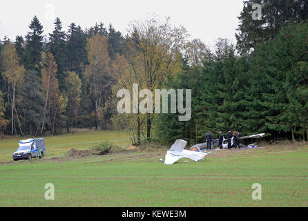 Nizkov, Tschechische Republik. Oktober 2017. Ein kleines Sportflugzeug stürzte am 24. Oktober 2017 in der Nähe des Dorfes Nizkov in der Region Vysocina in der Tschechischen Republik ab. Die zweiköpfige Besatzung wurde schwer verletzt. Sie sind Ausländer im Alter von 63 und 57 Jahren. Die Unfallursache wird von Polizisten untersucht. Quelle: LIBOR Plihal/CTK Photo/Alamy Live News Stockfoto