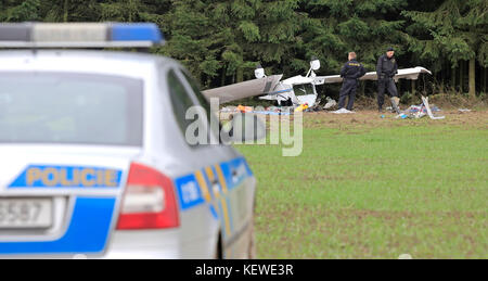 Nizkov, Tschechische Republik. Oktober 2017. Ein kleines Sportflugzeug stürzte am 24. Oktober 2017 in der Nähe des Dorfes Nizkov in der Region Vysocina in der Tschechischen Republik ab. Die zweiköpfige Besatzung wurde schwer verletzt. Sie sind Ausländer im Alter von 63 und 57 Jahren. Die Unfallursache wird von Polizisten untersucht. Quelle: LIBOR Plihal/CTK Photo/Alamy Live News Stockfoto