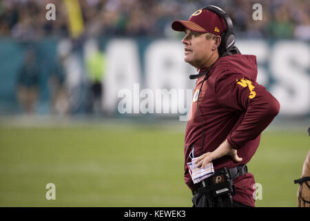 Oktober 23, 2017: Washington Redskins Head Coach Jay Gruden schaut während der NFL Spiel zwischen den Washington Redskins und die Philadelphia Eagles am Lincoln Financial Field in Philadelphia, Pennsylvania. Die Philadelphia Eagles gewonnen 34-24. Christopher Szagola/CSM