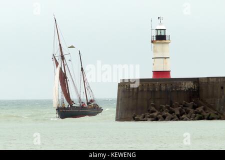 Newhaven, Essex, Großbritannien. 24. Oktober, 2017. Die älteste noch Segeln cargo Schiff der Welt kommt nach Newhaven East Sussex heute aus Portugal mit einer Ladung von Olivenöl und begrüßte im Wind durch Gönner auf dem Steg. Die 1000 Liter Olivenöl an Bord ist aus einer Gruppe von kleinen Erzeugern in Porto, Portugal, mit folgenden Sendungen für 2018 geplant. Durch den Verkauf aller ihrer Öl über das Segel Cargo Alliance die Erzeuger in die Lage versetzt werden, ihre eigenen Olivenöl drücken Sie zu kaufen, die zu noch höheren Olivenöl in der Zukunft. Credit: Nigel Bowles/Alamy leben Nachrichten Stockfoto