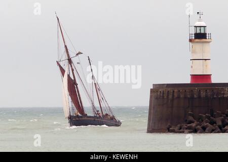 Newhaven, Essex, Großbritannien. 24. Oktober, 2017. Die älteste noch Segeln cargo Schiff der Welt kommt nach Newhaven East Sussex heute aus Portugal mit einer Ladung von Olivenöl und begrüßte im Wind durch Gönner auf dem Steg. Die 1000 Liter Olivenöl an Bord ist aus einer Gruppe von kleinen Erzeugern in Porto, Portugal, mit folgenden Sendungen für 2018 geplant. Durch den Verkauf aller ihrer Öl über das Segel Cargo Alliance die Erzeuger in die Lage versetzt werden, ihre eigenen Olivenöl drücken Sie zu kaufen, die zu noch höheren Olivenöl in der Zukunft. Credit: Nigel Bowles/Alamy leben Nachrichten Stockfoto