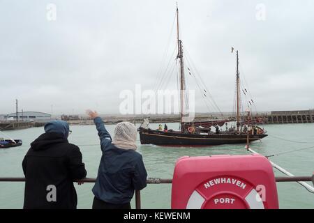 Newhaven, Essex, Großbritannien. 24. Oktober, 2017. Die älteste noch Segeln cargo Schiff der Welt kommt nach Newhaven East Sussex heute aus Portugal mit einer Ladung von Olivenöl und begrüßte im Wind durch Gönner auf dem Steg. Die 1000 Liter Olivenöl an Bord ist aus einer Gruppe von kleinen Erzeugern in Porto, Portugal, mit folgenden Sendungen für 2018 geplant. Durch den Verkauf aller ihrer Öl über das Segel Cargo Alliance die Erzeuger in die Lage versetzt werden, ihre eigenen Olivenöl drücken Sie zu kaufen, die zu noch höheren Olivenöl in der Zukunft. Credit: Nigel Bowles/Alamy leben Nachrichten Stockfoto