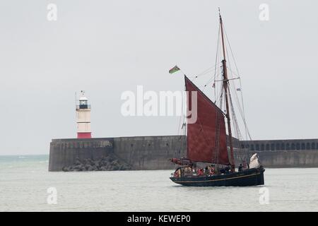 Newhaven, Essex, Großbritannien. 24. Oktober, 2017. Die älteste noch Segeln cargo Schiff der Welt kommt nach Newhaven East Sussex heute aus Portugal mit einer Ladung von Olivenöl und begrüßte im Wind durch Gönner auf dem Steg. Die 1000 Liter Olivenöl an Bord ist aus einer Gruppe von kleinen Erzeugern in Porto, Portugal, mit folgenden Sendungen für 2018 geplant. Durch den Verkauf aller ihrer Öl über das Segel Cargo Alliance die Erzeuger in die Lage versetzt werden, ihre eigenen Olivenöl drücken Sie zu kaufen, die zu noch höheren Olivenöl in der Zukunft. Credit: Nigel Bowles/Alamy leben Nachrichten Stockfoto