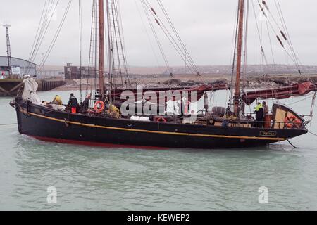 Newhaven, Essex, Großbritannien. 24. Oktober, 2017. Die älteste noch Segeln cargo Schiff der Welt kommt nach Newhaven East Sussex heute aus Portugal mit einer Ladung von Olivenöl und begrüßte im Wind durch Gönner auf dem Steg. Die 1000 Liter Olivenöl an Bord ist aus einer Gruppe von kleinen Erzeugern in Porto, Portugal, mit folgenden Sendungen für 2018 geplant. Durch den Verkauf aller ihrer Öl über das Segel Cargo Alliance die Erzeuger in die Lage versetzt werden, ihre eigenen Olivenöl drücken Sie zu kaufen, die zu noch höheren Olivenöl in der Zukunft. Credit: Nigel Bowles/Alamy leben Nachrichten Stockfoto