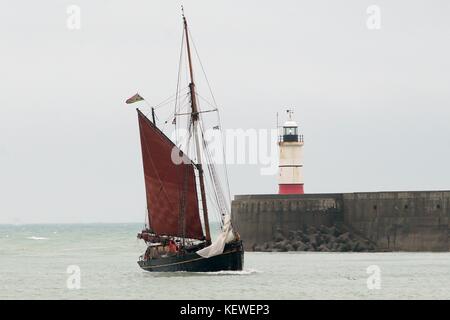 Newhaven, Essex, Großbritannien. 24. Oktober, 2017. Die älteste noch Segeln cargo Schiff der Welt kommt nach Newhaven East Sussex heute aus Portugal mit einer Ladung von Olivenöl und begrüßte im Wind durch Gönner auf dem Steg. Die 1000 Liter Olivenöl an Bord ist aus einer Gruppe von kleinen Erzeugern in Porto, Portugal, mit folgenden Sendungen für 2018 geplant. Durch den Verkauf aller ihrer Öl über das Segel Cargo Alliance die Erzeuger in die Lage versetzt werden, ihre eigenen Olivenöl drücken Sie zu kaufen, die zu noch höheren Olivenöl in der Zukunft. Credit: Nigel Bowles/Alamy leben Nachrichten Stockfoto