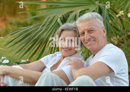 Älteres Ehepaar am Garten Stockfoto