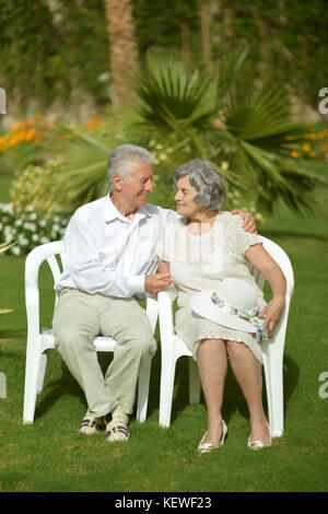 Senior paar Sitzen auf Stühlen Stockfoto