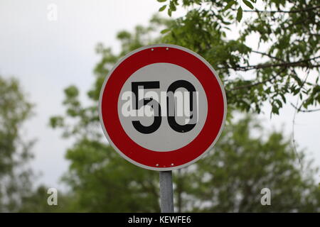 Runde Speed Limit Schild auf der Straße. 50 km pro Stunde. Stockfoto