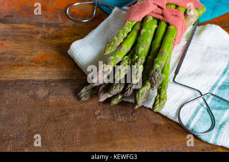 Grüne junge Spargel Triebe - Premium healtry Essen, bereit, zu kochen und für Grill Nahaufnahme Stockfoto