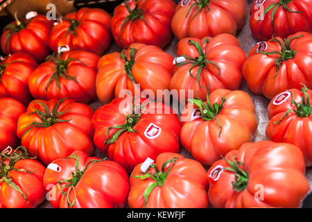 In der Nähe von großen rosa Monterosa Tomaten zum Verkauf. Palma, Mallorca, Spanien Stockfoto