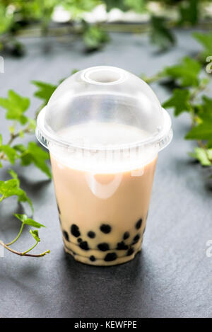 Bubble boba Tee mit Milch und Tapioka Perlen in Schale aus Kunststoff Stockfoto