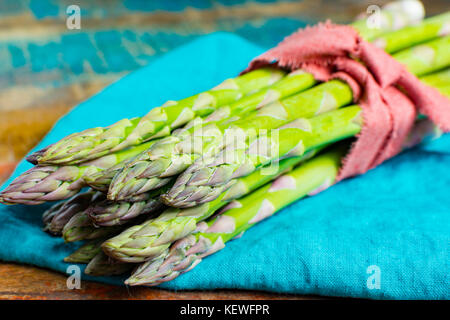 Grüne junge Spargel Triebe - Premium healtry Essen, bereit, zu kochen und für Grill Nahaufnahme Stockfoto