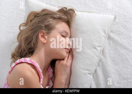 kleines Mädchen im Bett Stockfoto