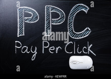 High-Angle-Ansicht Der Computermaus In Pay-Per-Click-Text Stockfoto