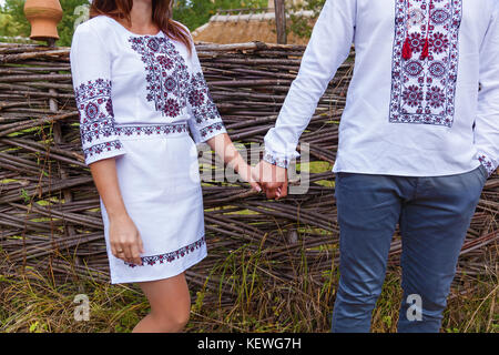 Junge mit einem Mädchen in ukrainischer Nationalkleidung. Stockfoto