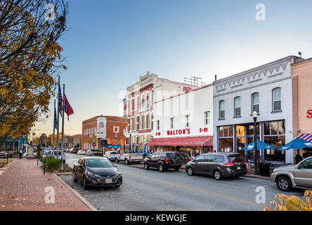Main Street mit Sam Walton ersten Fünf und Dime Store (jetzt ist die Walmart Visitor Center) auf der rechten Seite, Bentonville, Arkansas, USA - Stockfoto