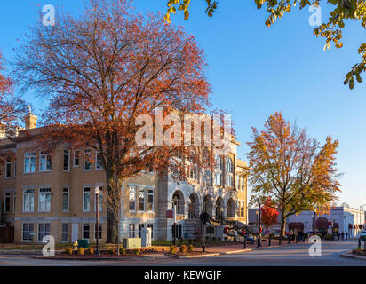 NE eine Straße in der Innenstadt in Richtung der Stromkreis Benton County Courthouse, Bentonville, Arkansas, USA suchen Stockfoto