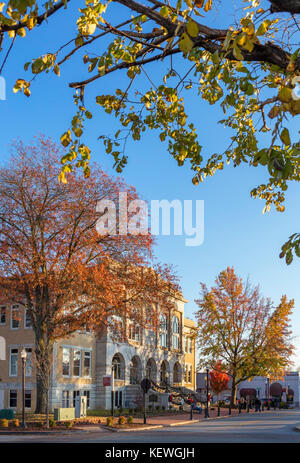 NE eine Straße in der Innenstadt in Richtung der Stromkreis Benton County Courthouse, Bentonville, Arkansas, USA suchen Stockfoto