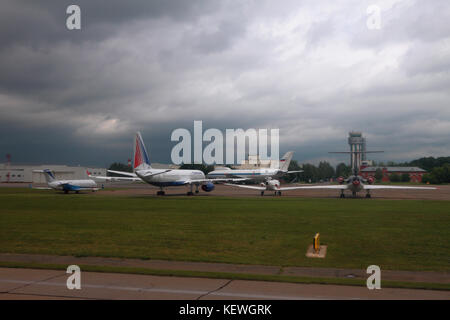 Flugzeuge werden am Flughafen abgestellt. Kasan, Russland Stockfoto