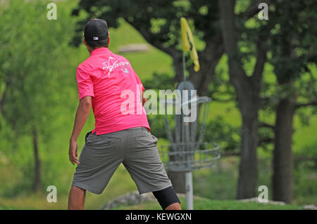 Disc Golf fahren Sie die Fahrrinne mit Zuschauer Stockfoto