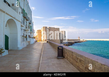 Monopoli (Italien) - Eine weiße Stadt am Meer mit Hafen, Provinz Bari, Region Apulien, Süditalien Stockfoto