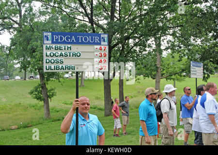 Disc Golf drive auf Bohrung 1 Stockfoto