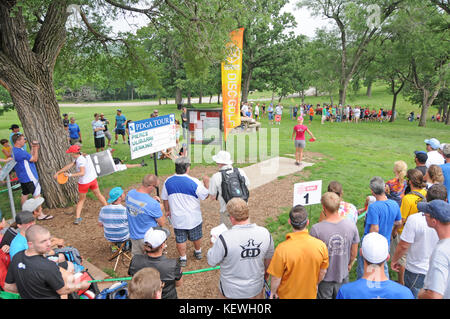 Disc Golf drive auf Bohrung 1 Stockfoto