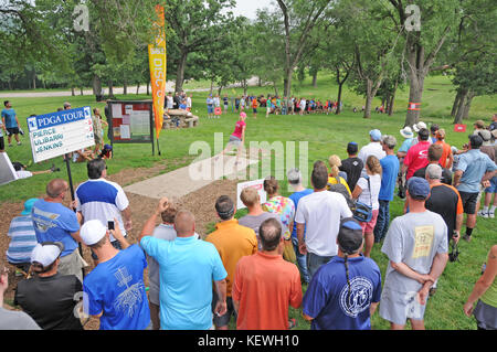 Disc Golf drive auf Bohrung 1 Stockfoto