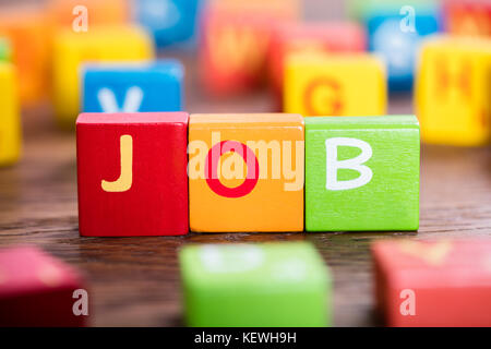 Nahaufnahme eines Job Wort auf bunte Bausteine an der hölzernen Schreibtisch Stockfoto