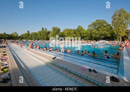 Horizontale Ansicht der größten Erlebnisbad im Palatinus Strand in Budapest. Stockfoto