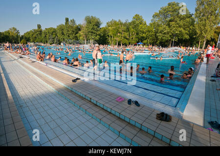 Horizontale Ansicht der größten Erlebnisbad im Palatinus Strand in Budapest. Stockfoto