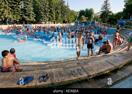 Horizontale Ansicht des Spezialisten Wellenbad bei Palatinus Strand in Budapest. Stockfoto