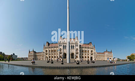 Horizontale Panoramablick (2 Bild) von Kossuth Lajos Platz in Budapest. Stockfoto