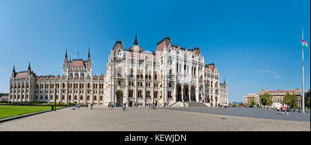 Horizontale Panoramablick auf das Parlamentsgebäude in Budapest. Stockfoto