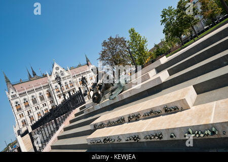 Horizontale Ansicht der Attila Jozsef Statue in Budapest. Stockfoto