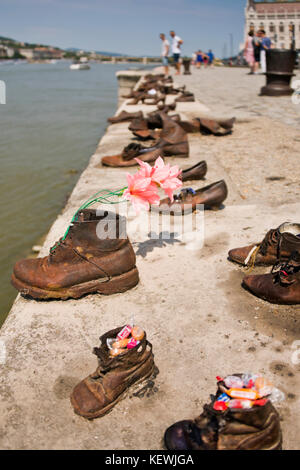 Vertikale Ansicht von Schuhen auf der Donau Denkmal in Budapest. Stockfoto