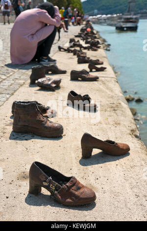 Vertikale Ansicht von Schuhen auf der Donau Denkmal in Budapest. Stockfoto