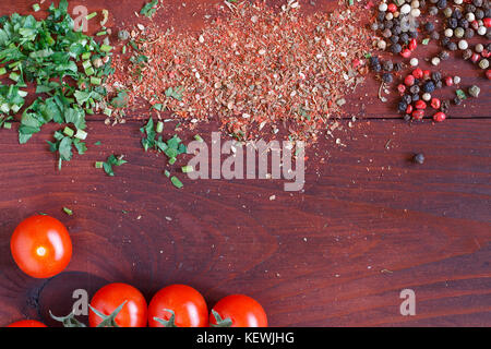 Essen Hintergrund. Gewürze, Koriander, Curry, Cherry Tomaten, Chili, Stockfoto