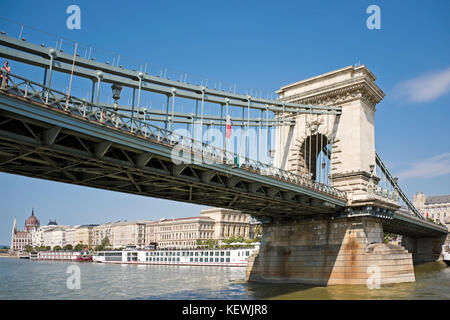 Horizontale Ansicht der berühmten Kettenbrücke in Budapest. Stockfoto